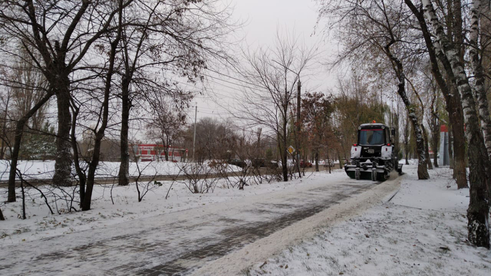 Воронеж расчищают от снега.
