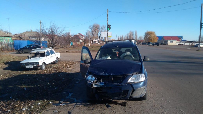 Воронежец за рулем ВАЗ-2106 попал в больницу после столкновения с «Ларгусом»