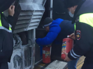 ДПСники помогли потушить автобус.