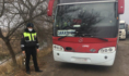 Полицейские помогли людям из сломавшегося автобуса.