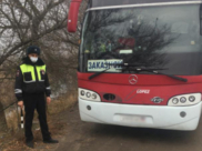 Полицейские помогли людям из сломавшегося автобуса.