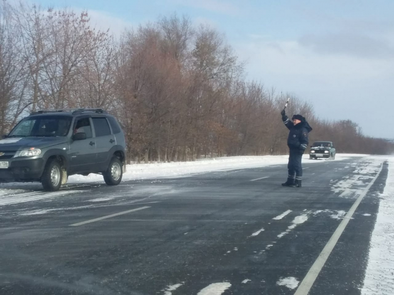 В Воронежской области госавтоинспекторы помогли водителям, попавшим в снежный плен.