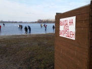 На льду нужно быть очень аккуратным.
