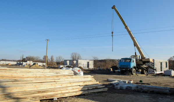 Строительство домов в Николаевке идет по графику.