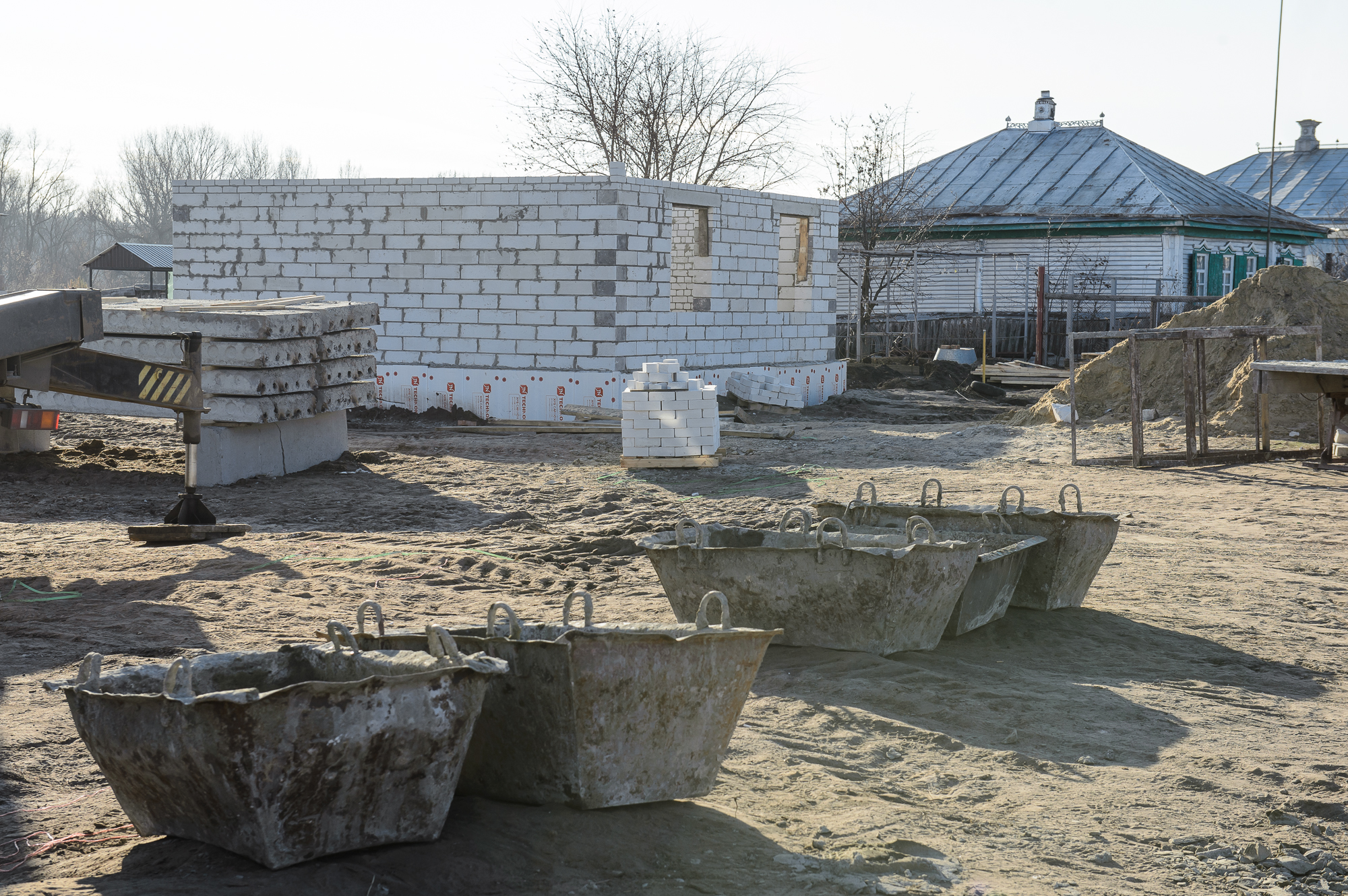 Строительство домов в Николаевке идет по графику.