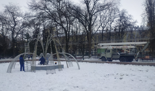 Зимний фонтан в Кольцовском сквере.