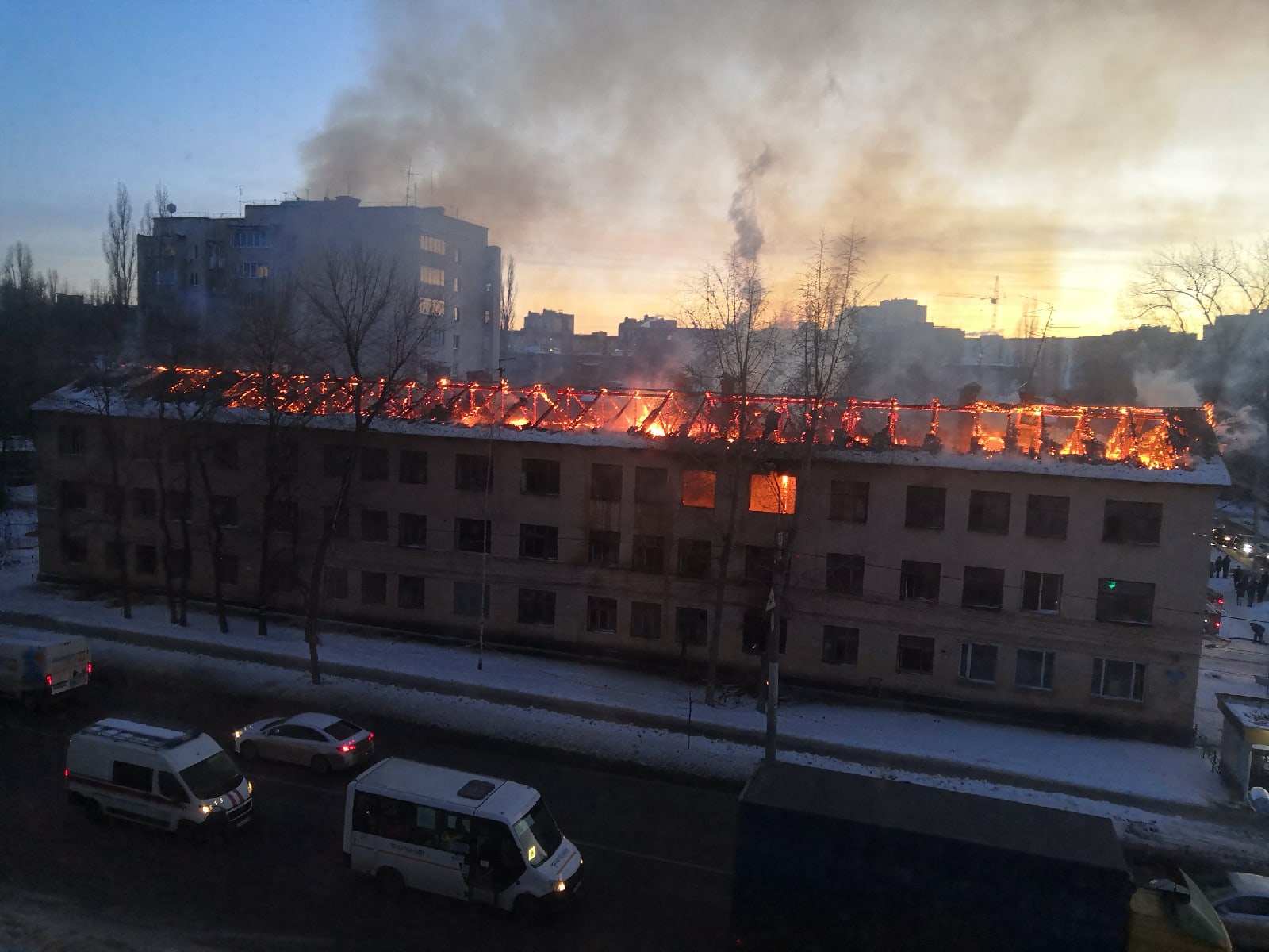 В Воронеже пять пожарных расчетов тушат крышу трехэтажного здания