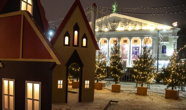 Новогоднее украшение площади Ленина в Воронеже.
