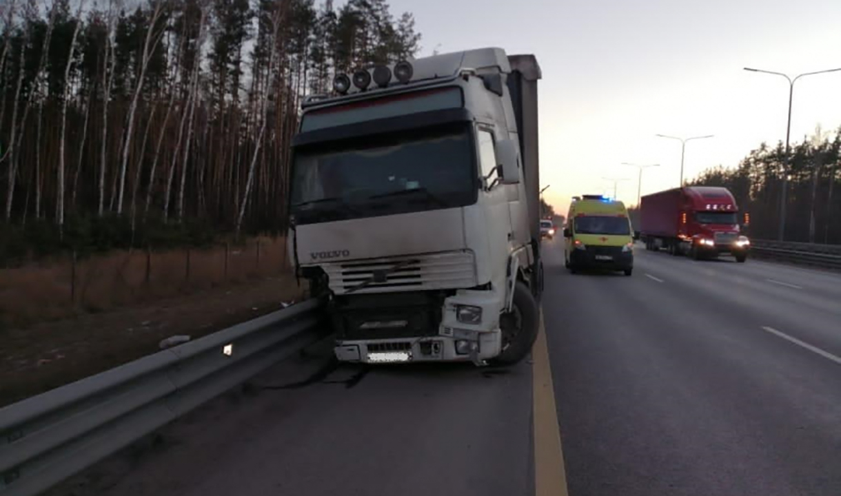 Вольво на трассе. КАМАЗ фура Воронеж. Фура на обочине. Грузовик на обочине. ДТП м4 Дон вчера Воронежская область.