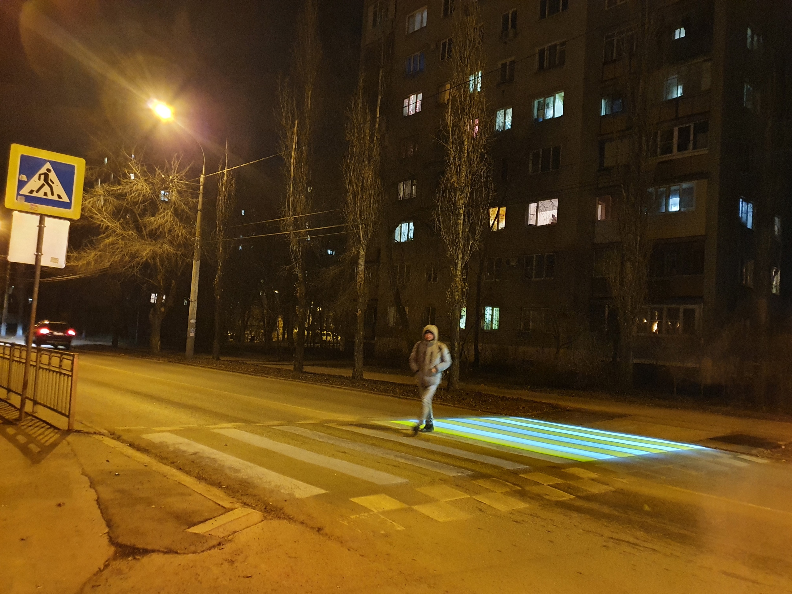 Покажи воронеж. Светящиеся пешеходные переходы в Москве. Пешеходный переход Воронеж. Подсвечиваемый пешеходный переход в Химках. Пешеходный переход в Химках с подсветкой.