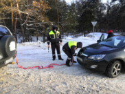 Инспекторы ДПС помогли автомобилистке.Инспекторы ДПС помогли автомобилистке.