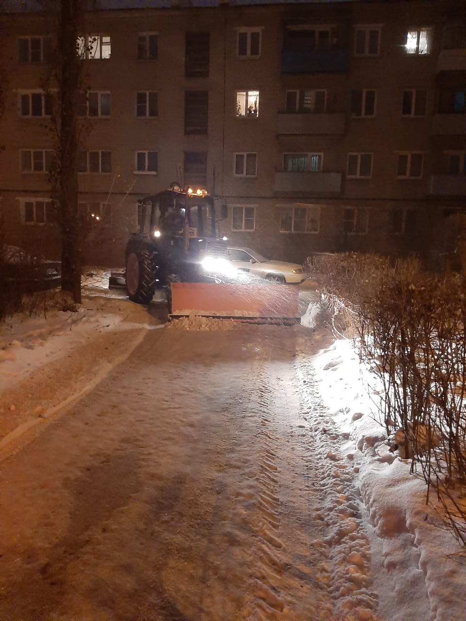 Дворы Воронежа расчищают после снегопадов.