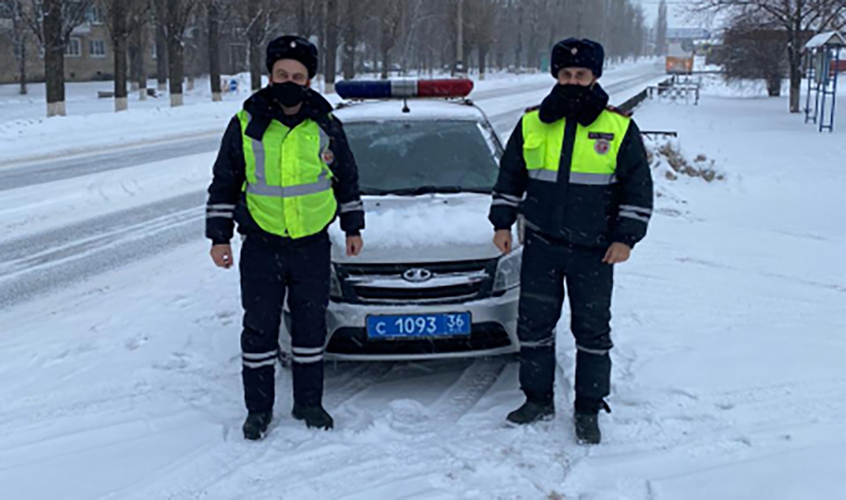 Воронежские гаишники в ледяной дождь толкали заглохшую «Ладу Приору» с  автоледи за рулем