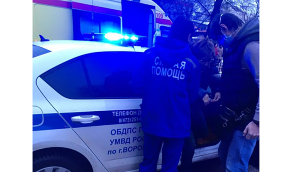 Женщин на скорой увезли в больницу.