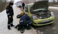 Пенсионеру помогли заменить колесо.