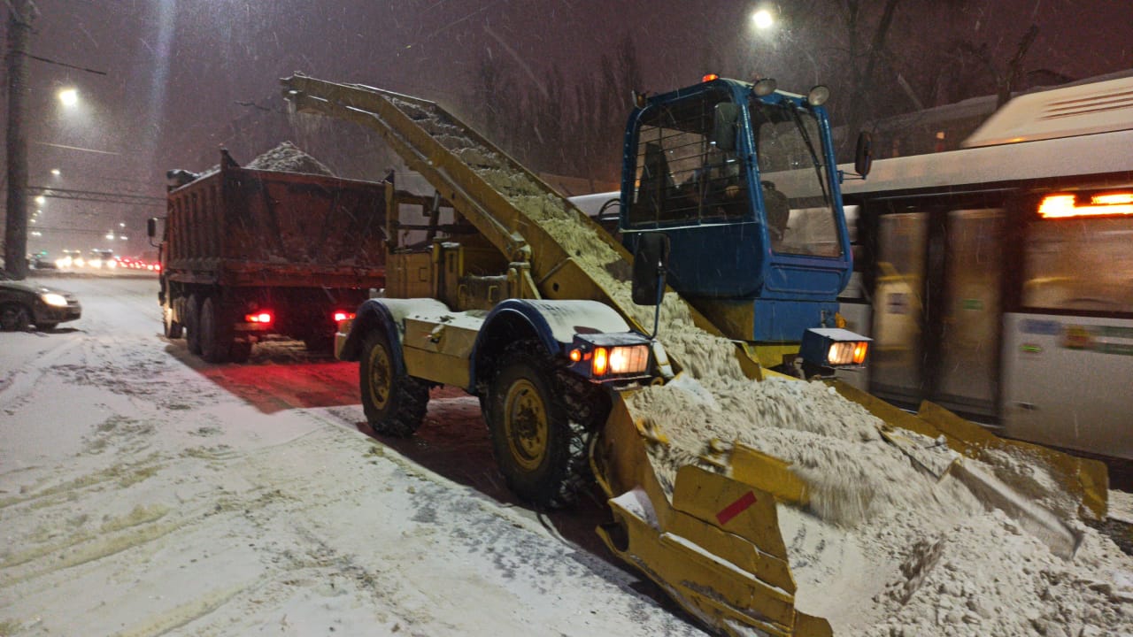Улицы Воронежа расчищают после снегопада.