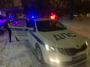 Девочку доставили в больницу на машине ДПС.Девочку доставили в больницу на машине ДПС.