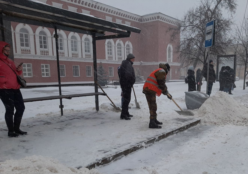Улицы Воронежа расчищают после снегопада.