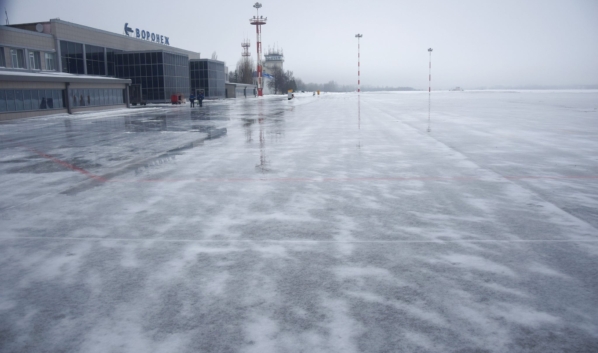 Аэропорт во время ледяного дождя.