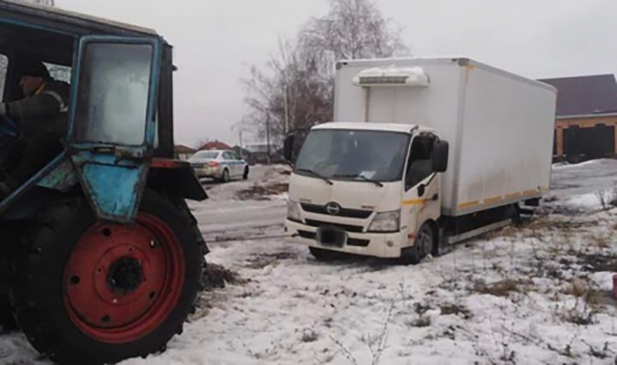 Воронежец не смог лопатой откопать застрявший в снегу грузовичок