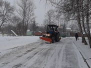 Дворы Воронежа очищают от снега.