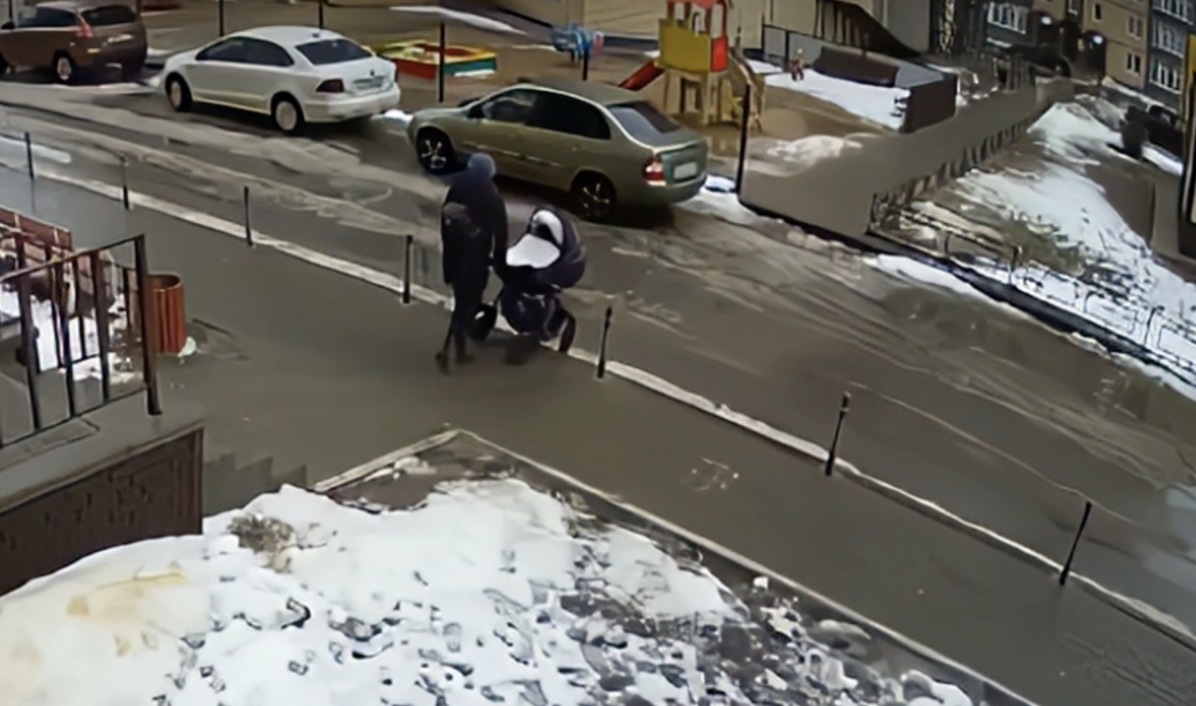 Мужчина упал на коляску с ребенком. Мужик прыгнул с крыши на коляску. Мужчина выбросился из окна и упал на коляску. Парень выпал с 17 этажа Воронеж.