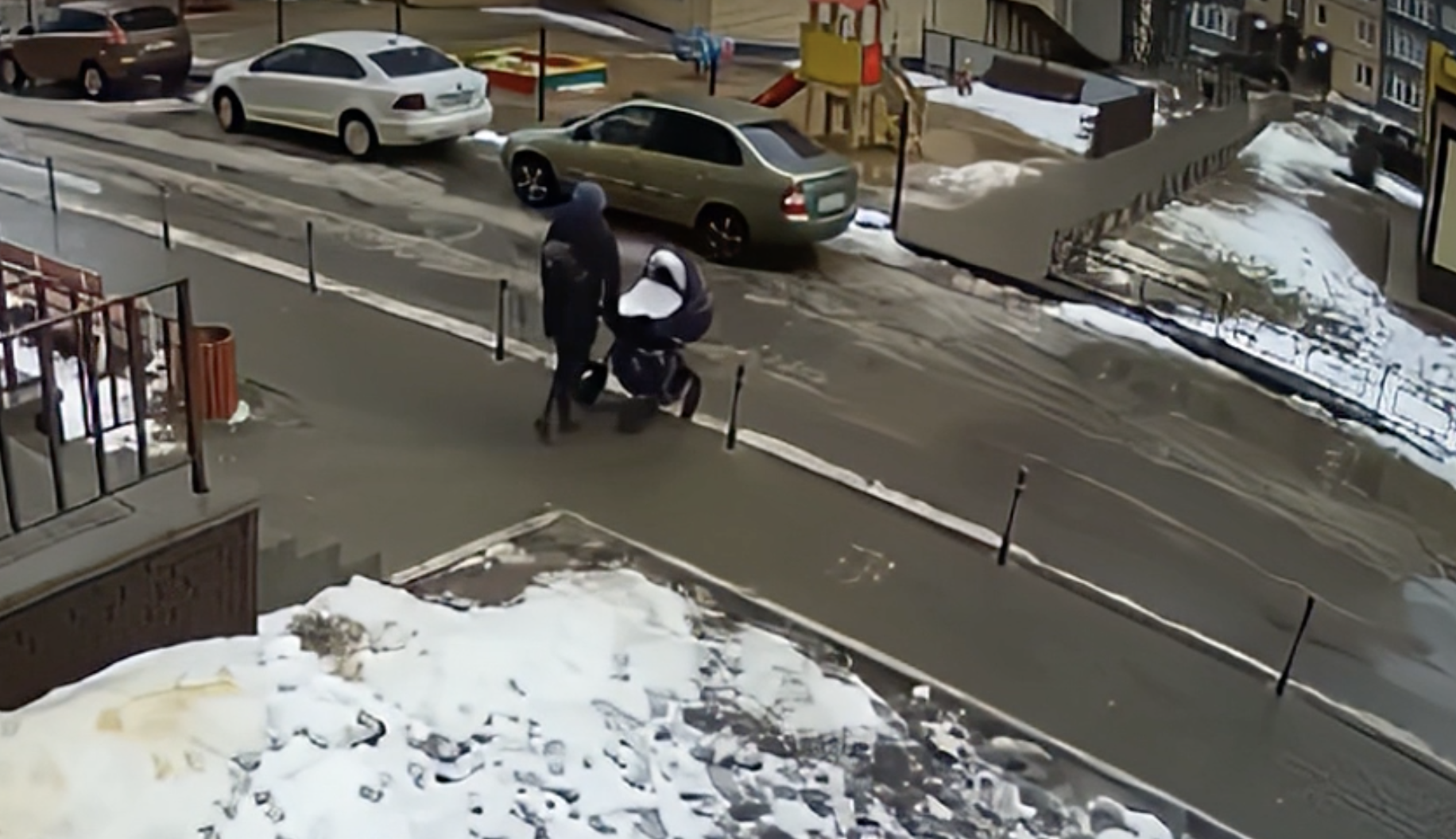 Мужчина выпавший из окна сегодня. Мужчина упал на коляску с ребенком. Мужик прыгнул с крыши на коляску. Мужчина выбросился из окна и упал на коляску. Парень выпал с 17 этажа Воронеж.