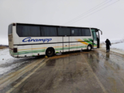 Автобус перекрыл движение по дороге.