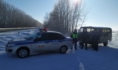 УАЗ вытащил машину из снежных сугробов.