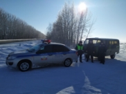 УАЗ вытащил машину из снежных сугробов.