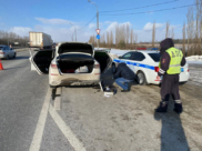 Машину остановили.