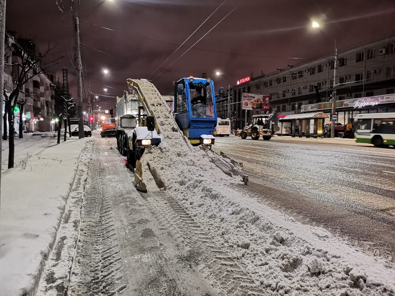 Ночная уборка города от снега.