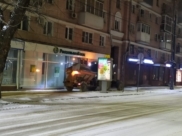 Улицы посыпали пескосмесью.