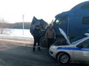 Сотрудники ДПС помогли водителю.
