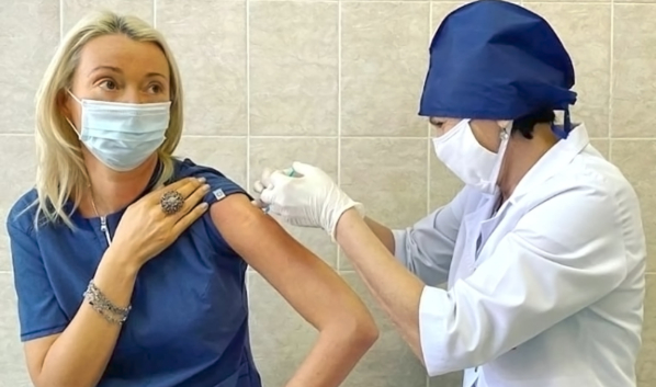 Юлии Поповой сделали прививку от коронавируса.