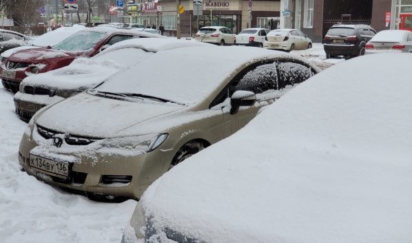 Платные парковки иногда засыпаны снегом.