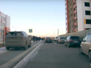 Машина стояла на тротуаре.Машина стояла на тротуаре.