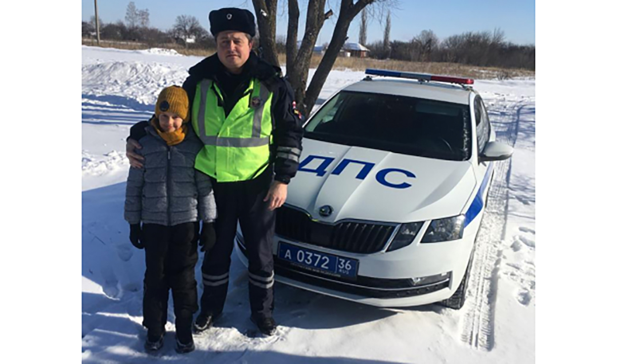 Под Воронежем ГАИшники не дали замерзнуть в авто водителю и школьнику