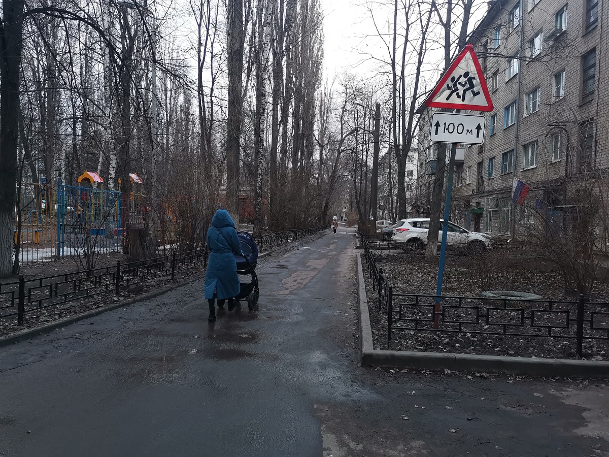 В Воронеже после ремонта двора за 4 млн рублей жители многоэтажки выходят  из подъезда прямо под колеса машин