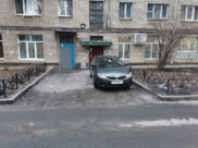 А иногда тут стоят и две машины рядом.