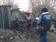 Полицейские нашли тело во дворе.