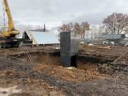 Рабочего засыпало землей в котловане.