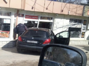Иномарка сбила пешехода и врезалась в павильон.