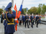 Александр Гусев возложил цветы к могиле Неизвестного солдата.