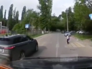 Land Rover едва не сбил мальчика.