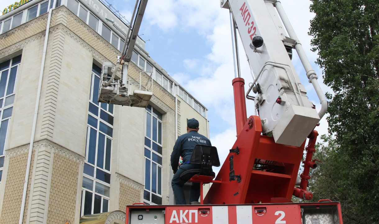 Что делали спасатели МЧС с высотными лестницами сегодня в отеле «Украина» в  Воронеже