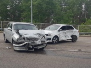 Столкнулись Chevrolet и ГАЗ.