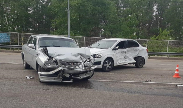 Столкнулись Chevrolet и ГАЗ.