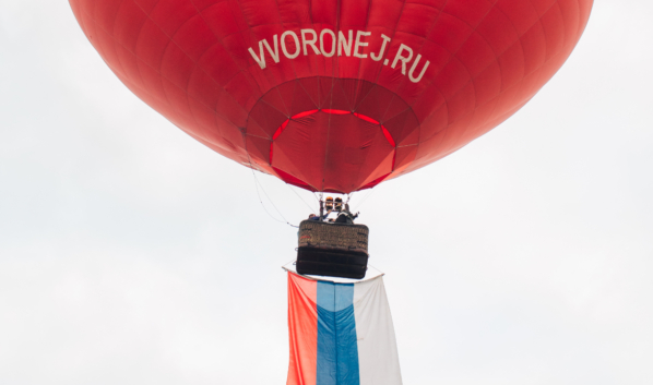Запуск шара и флага в небо под Воронежем.