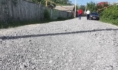 Дорогу отсыпали большими камнями.